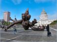 San Francisco, devant l'hotel de Ville, "Trois chefs six bras" de Zhang Huan