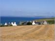 Champs et maisons en bord de mer